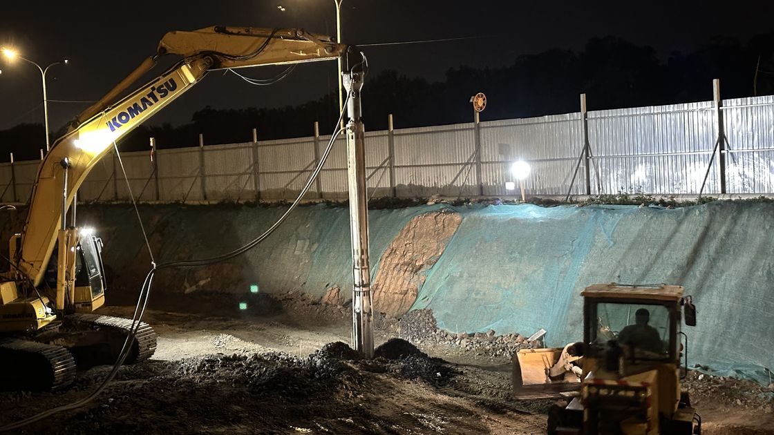 Δονητικό μηχάνημα BVEM 2600 στροφών/λεπτό, τοποθετημένο σε εκσκαφέα και χρησιμοποιώντας το ίδιο υδραυλικό σύστημα.