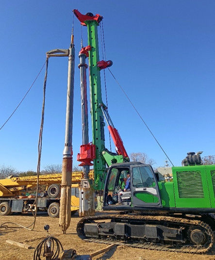 Δονητικό μηχάνημα BVEM 2600 στροφών/λεπτό, τοποθετημένο σε εκσκαφέα και χρησιμοποιώντας το ίδιο υδραυλικό σύστημα.